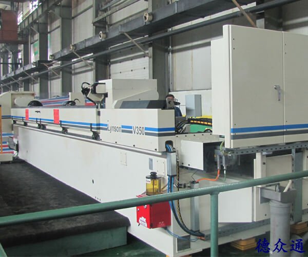 2013年8月成功安装高精度轧辊磨床